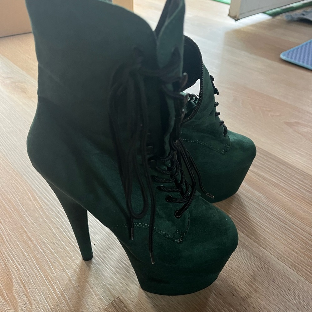 Women's Green Lace-Up Platform pleasers boots - Picture 2 of 4